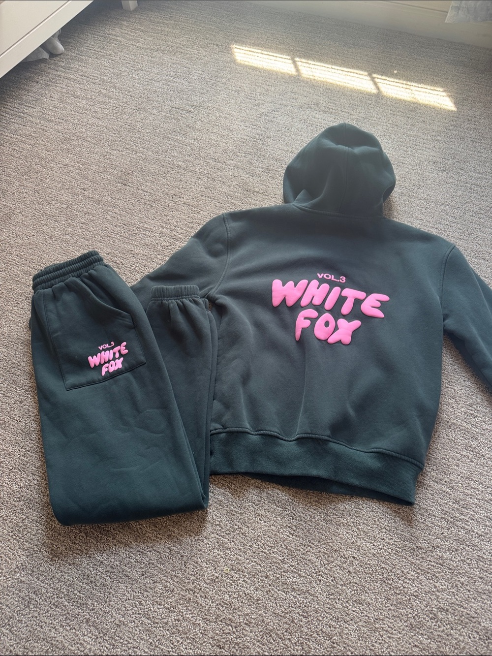 WHITE FOX Vol.3 dark green Hoodie & Sweatpants Set with Pink Logo